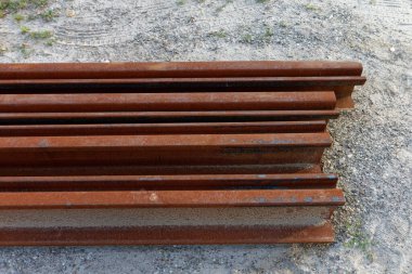 Yeni tramvay tramvayına entegre olmak için bekleyen raylar yığını.