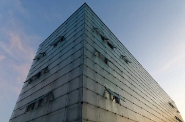 Günbatımında Katowice 'deki Muzeum Slaskie' nin cam çatı pencereleri..