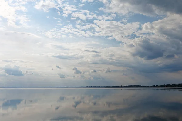 Goczakowice, Polonya 'daki Baraj. Bir günlük popüler bir ziyaret, diğer ucunda sulak alanlar var..