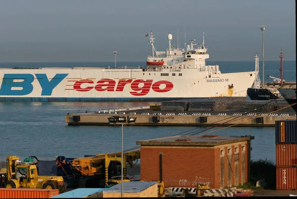 Transbordador Moby Cargo Con Salida Desde Puerto Livorno Italia 2011 — Foto de Stock