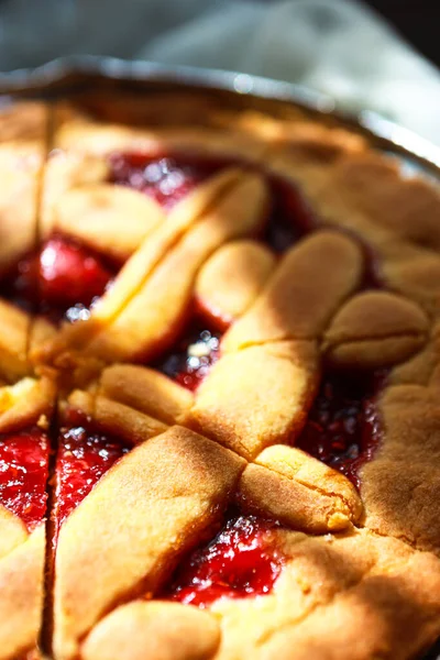 Masada beyaz bir masa örtüsünün üzerinde ahududu reçelli ev yapımı turta..