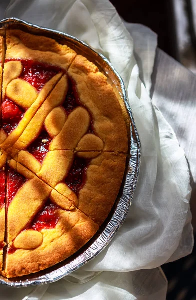 Zelfgebakken taart met frambozen jam op tafel op een wit tafelkleed. — Stockfoto