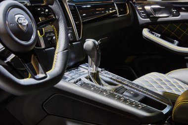 Cenevre, İsviçre - 29 Şubat 2016: 2016 Techart Porsche Macan Palexpo'da düzenlenen 86.