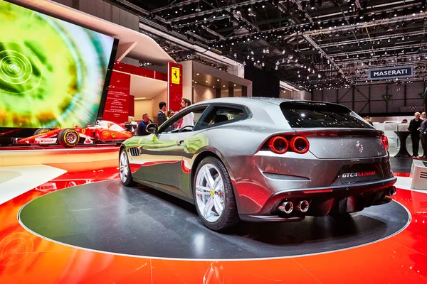 Geneve, Schweiz - mars 1 2016:2016 Ferrari Gtc4 Lusso presenteras på 86: e bilsalongen i Genève i Palexpo — Stockfoto