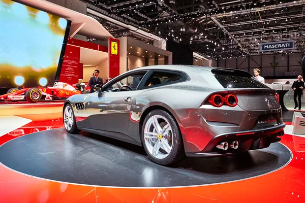 Geneve, Schweiz - mars 1 2016:2016 Ferrari Gtc4 Lusso presenteras på 86: e bilsalongen i Genève i Palexpo — Stockfoto