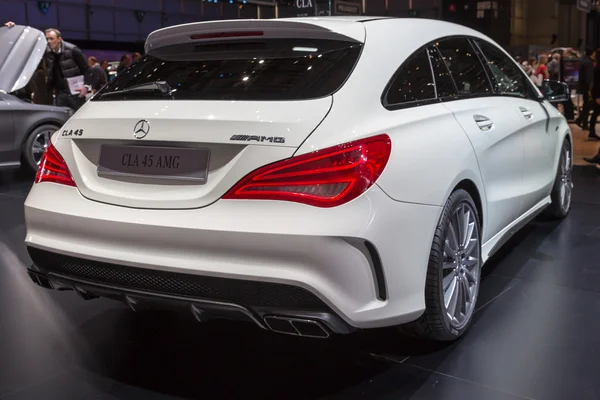 Frein de tir Mercedes-Benz CLA45 AMG 2015 — Photo