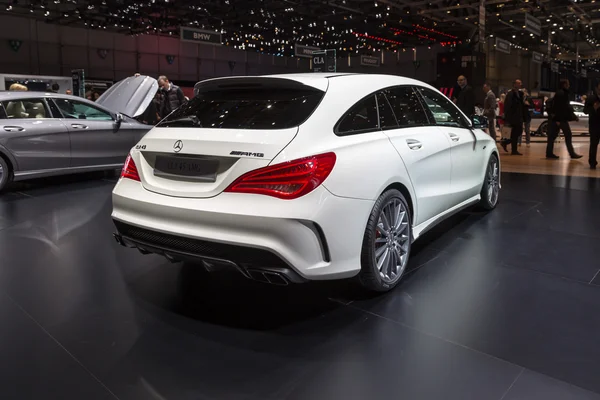 Frein de tir Mercedes-Benz CLA45 AMG 2015 — Photo