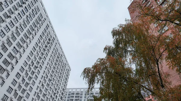 Szeroki Kąt Widzenia Budynków Mieszkalnych Jesienią Moskwie — Zdjęcie stockowe