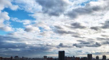 Akşamları Moskova üzerinde fırtınalı bulutlar