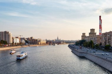 Moskova, Rusya - 13 Nisan 2017: Günbatımı Moskova nehri, gemiler ve şehir binaları 