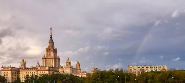 Moskva Ryssland Maj 2018 Regnbåge Över Campus Moskva Universitet Dramatisk Stockbild