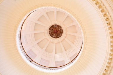 Moskova, Rusya - 4 Nisan 2021: Moskova Üniversitesi bünyesinde Stalin tarzı kırmızı yıldız