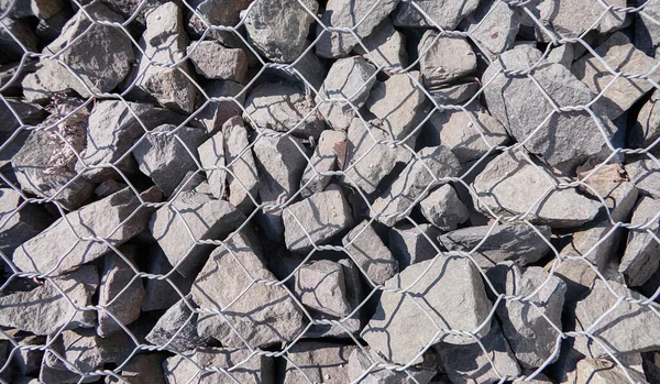 Fondo Piedras Soleadas Dentro Malla Metálica Cerca — Foto de Stock