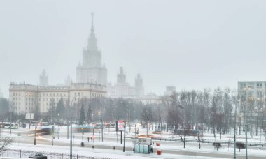 Moskova, Rusya - 23 Şubat 2021: Moskova 'da ünlü Moskova Üniversitesi' nin kampüsünde şiddetli kar yağışı