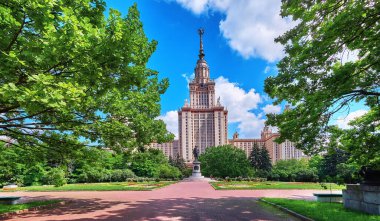 Meşhur üniversite kampüsünün panoramik manzarası yazın Moskova 'da mavi gökyüzü altında