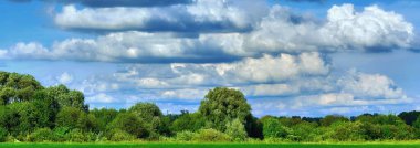 Yazın dramatik bulutlar altında güneşli kırsal alan
