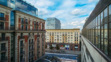 Moskova, Rusya - 29 Temmuz 2021: Tverskaya caddesi ve Moskova 'daki çevre binalarda güneşli hava manzarası