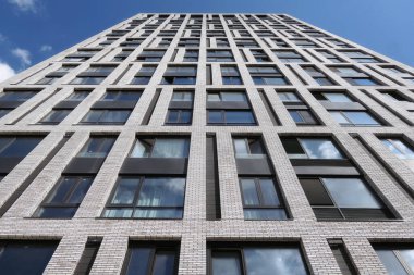 Moskova, Rusya - 3 Ağustos 2021: Moskova 'daki modern yerleşim evleri duvarı mavi güneşli gökyüzünün altında