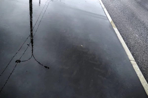 湿淋淋的沥青路面上莫斯科街道的水倒影 — 图库照片