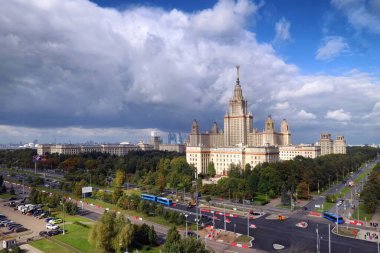 Moskova, Rusya - 10 Eylül 2021: Sonbaharın başlarında Moskova Üniversitesi 'nin ünlü kampüs binalarının hava panoramik manzarası