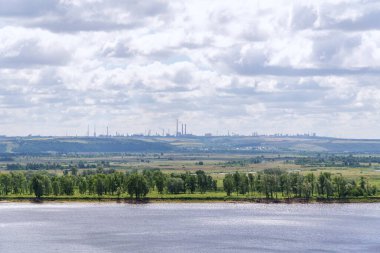 Nehir manzarası ve fabrikanın bacaları..