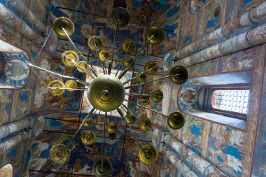 Katedralin içindeki ana avize, Rostov Veliky