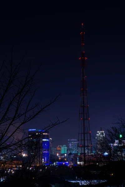 Vista da noite Yekaterinburg da colina meteorológica. — Fotografia de Stock