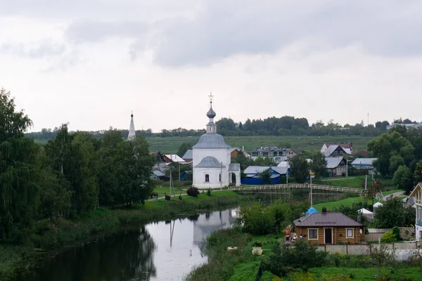 Kleine Kirche am Fluss in Susdal — Stockfoto