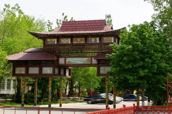 Porte sud sur la place Lénine à Elista — Photo