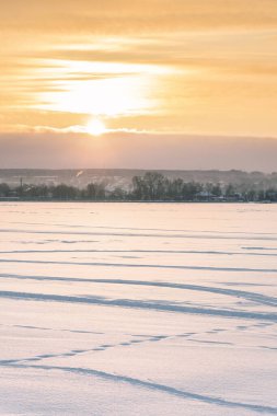 Kışın Votkinsk 'te göletin yanında gün batımı
