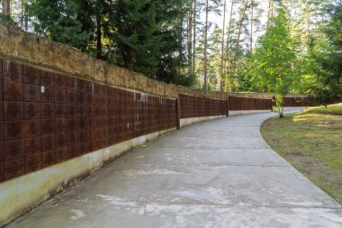 Katyn, Smolenskaya oblast, Rusya - 08 22 2020: Katyn katliamının kurbanlarının isimlerinin yazılı olduğu plaketler