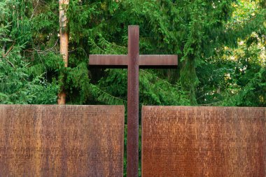 Katyn, Smolenskaya oblast, Rusya - 08 22 2020: Polonya askeri mezarlığında çapraz ve anıt duvar