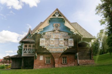 Teremok Müzesi, Flenovo köyünde, güneşin altında.