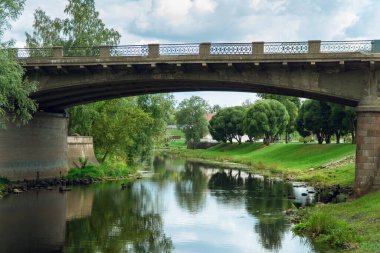 Yazın Pskov 'daki Sovyet köprüsü ve park manzarası