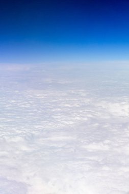 Uçağın yüksekliğinden kümülüs bulutları.