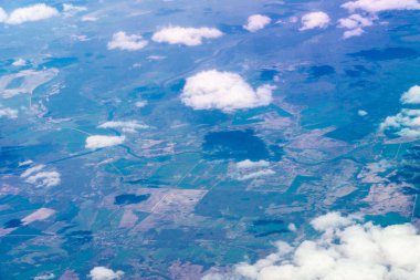 Uçağın yüksekliğinden kümülüs bulutları.