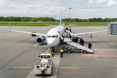 Uçağa binen yolcular merdiveni kullanıyor..