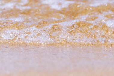 Sahildeki güzel deniz kumlarında devam eden dalgalar.