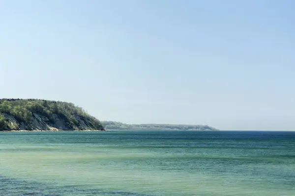 Вид на море с берега в летний день — стоковое фото