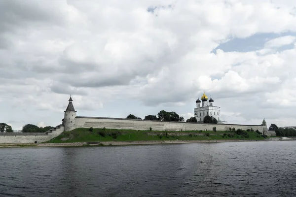 Blick auf den Pskow-Kreml im Sommer — Stockfoto