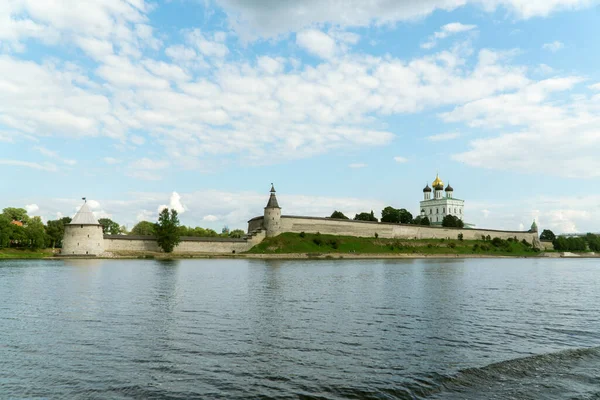 Blick auf den Pskow-Kreml im Sommer — Stockfoto