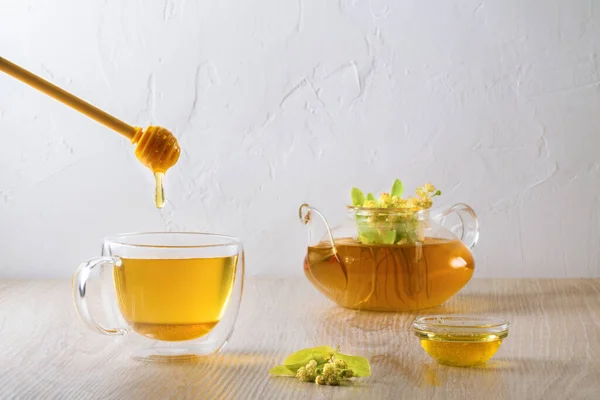 Kopje kruidenthee met lindebloemen en honing — Stockfoto