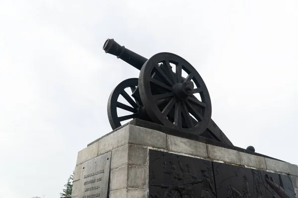 Μνημείο Για Κανόνι Στην Πόλη Kamensk Uralsky — Φωτογραφία Αρχείου