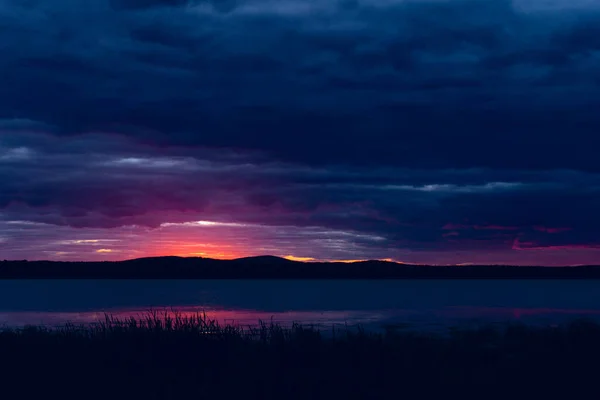 Vackra Moln Solnedgången Över Sjön — Stockfoto