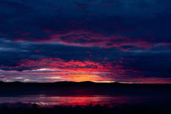 Mooie Wolken Tijdens Zonsondergang Boven Het Meer — Stockfoto