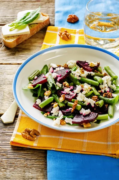 salad with roasted beets, green beans, walnuts and goat cheese