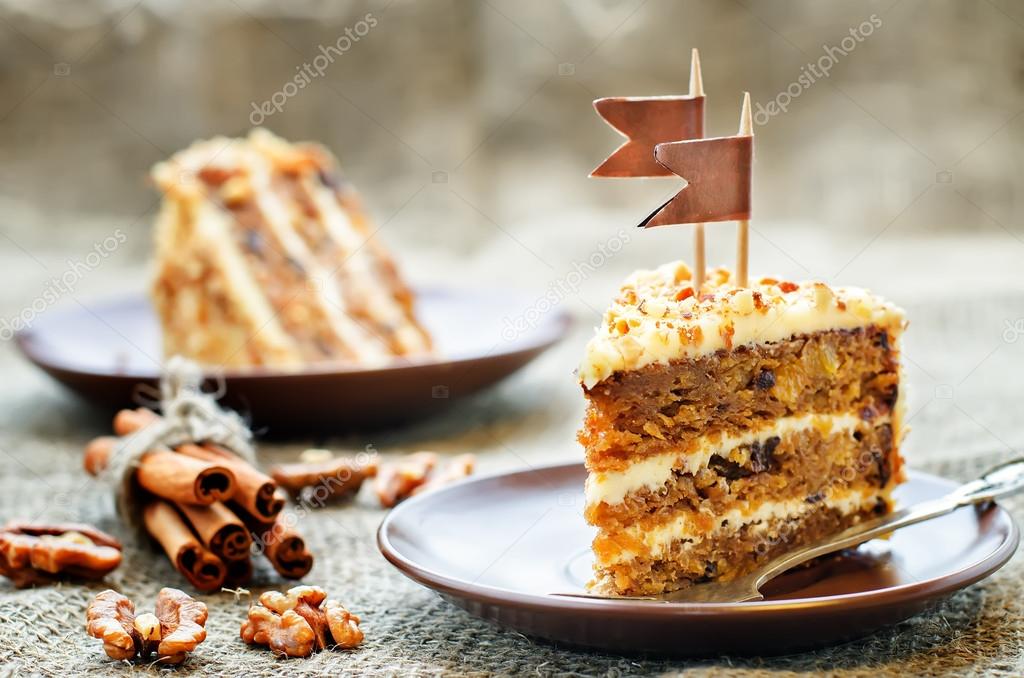 Ceviz, Kuru erik ve kuru kayısı ile havuç kek Stok fotoğrafçılık