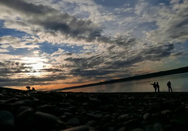 Bellissimo Tramonto Paesaggistico Con Sagome Irriconoscibili Cinque Persone Totale Tre — Foto Stock