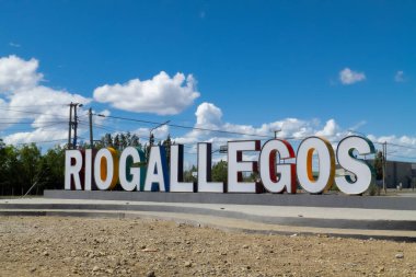 RIO GALLEGOS, ARGENTINA - 22 Aralık 2020: Rio Gallegos şehrinin farklı renkli kelimelerin etrafındaki renklerin görüntüsüyle büyük renkli karşılama işareti
