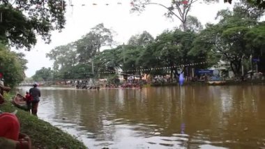 Siem Reap / Kamboçya: Ekim 2019 Su Festivali tekne yarışı